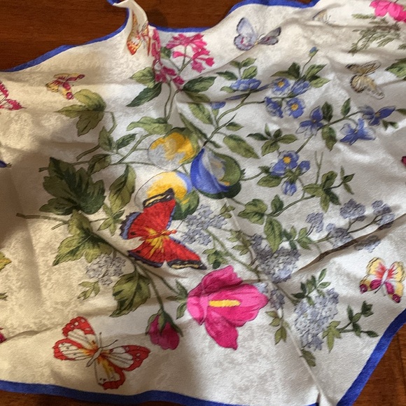 Absolutely gorgeous brand new 100% pure silk authentic Jim Thompson scarf